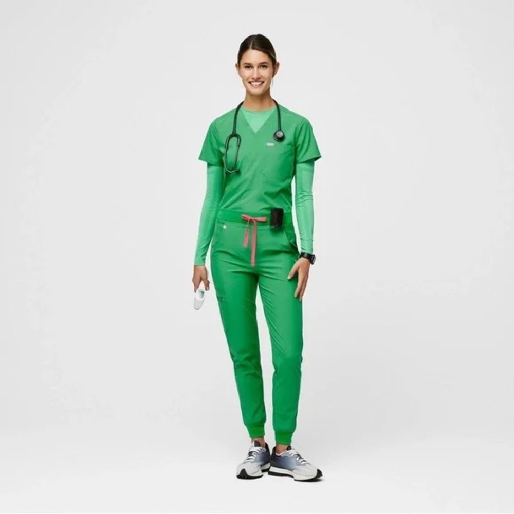 Figs scrub set in Freex safety green
